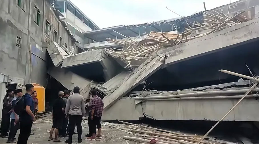 Evakuasi sekolah runtuh