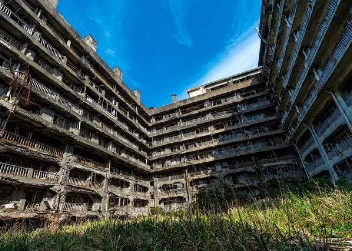 Marina City Chicago twin brutalist residential towers